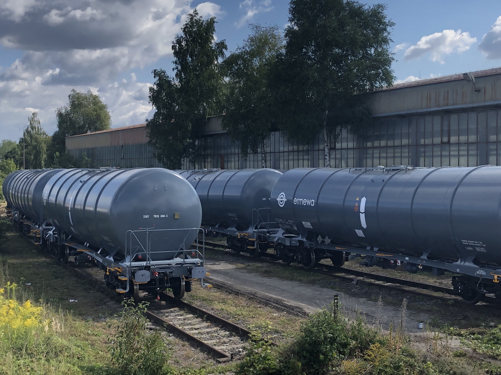 First Zacns 98 Tank Wagons For ERMEWA SA NYMWAG